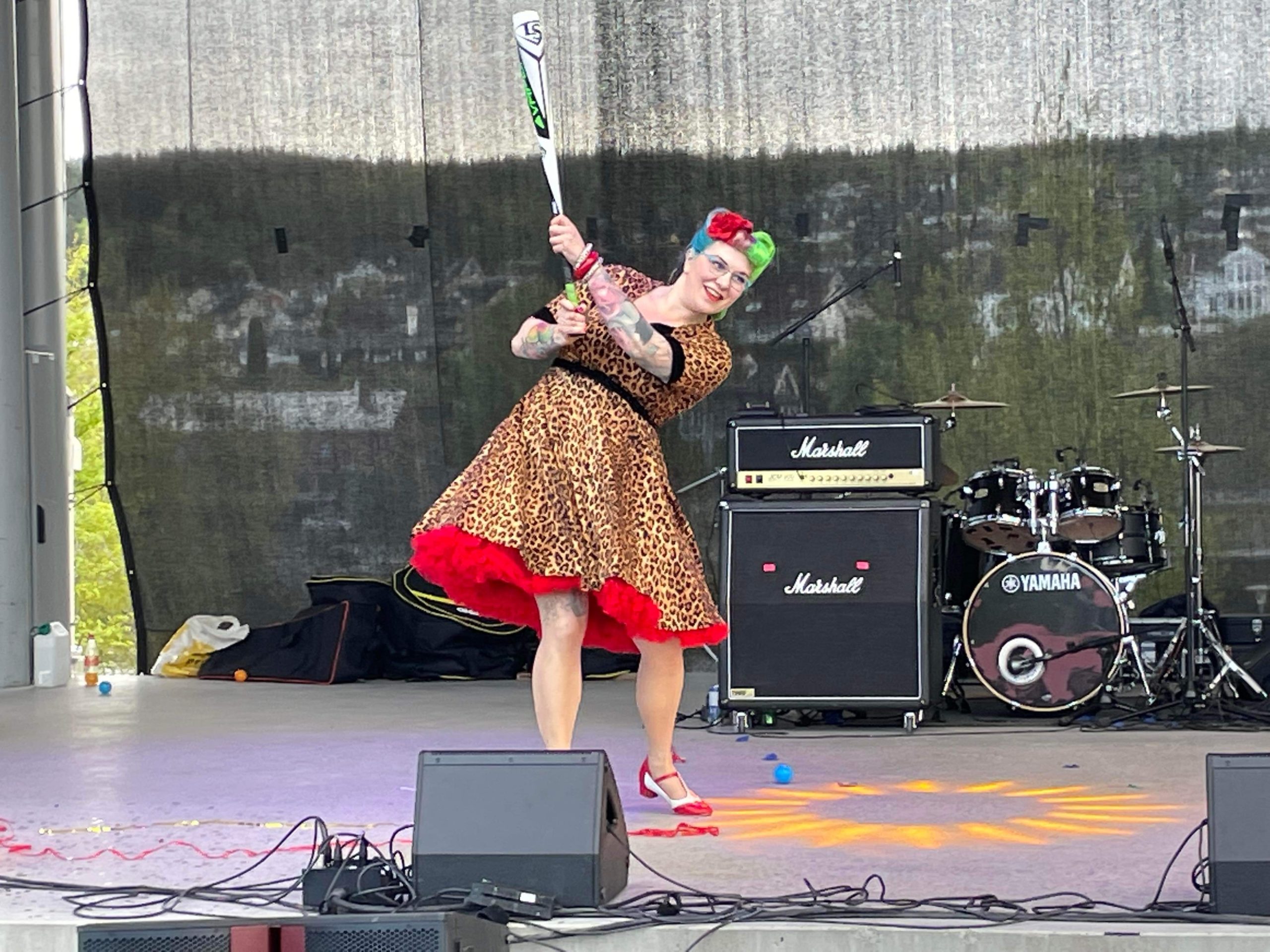 Slår filler av samfunnets forventninger Lindisdatter på scenen med et balltre.